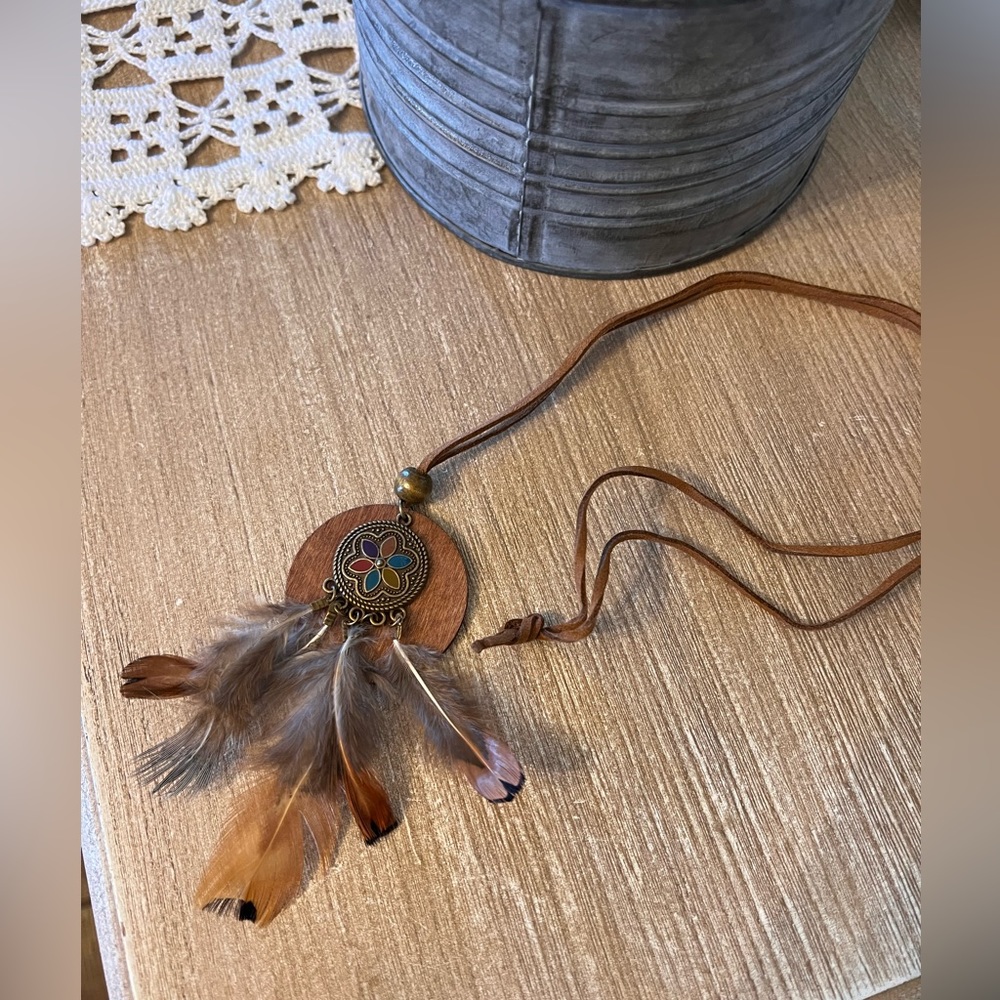 Beautiful feather boho western faux leather rope necklace